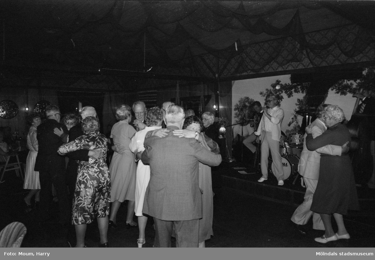 Kållered PRO firar 10-årsjubileum på Kållereds Värdshus, år 1983. Dans till Kjell Kraghe och Levins orkester.

För mer information om bilden se under tillägginformation.