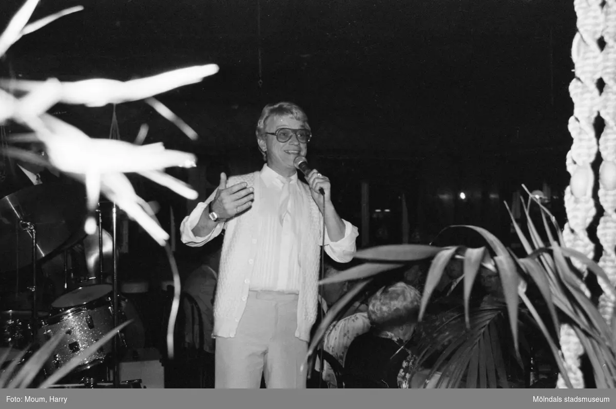 Kållered PRO firar 10-årsjubileum på Kållereds Värdshus, år 1983. Kjell Kraghe underhåller tillsammans med Levins orkester.

För mer information om bilden se under tillägginformation.