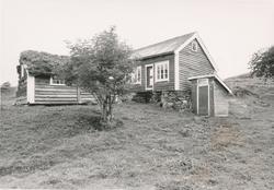 Dokumentasjonsfotografi i serie av et kårhus, stabbur og ute