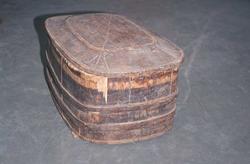 kiste, lagget, lengde 102 cm. Giver: Aksel Voll. Gustav Mold