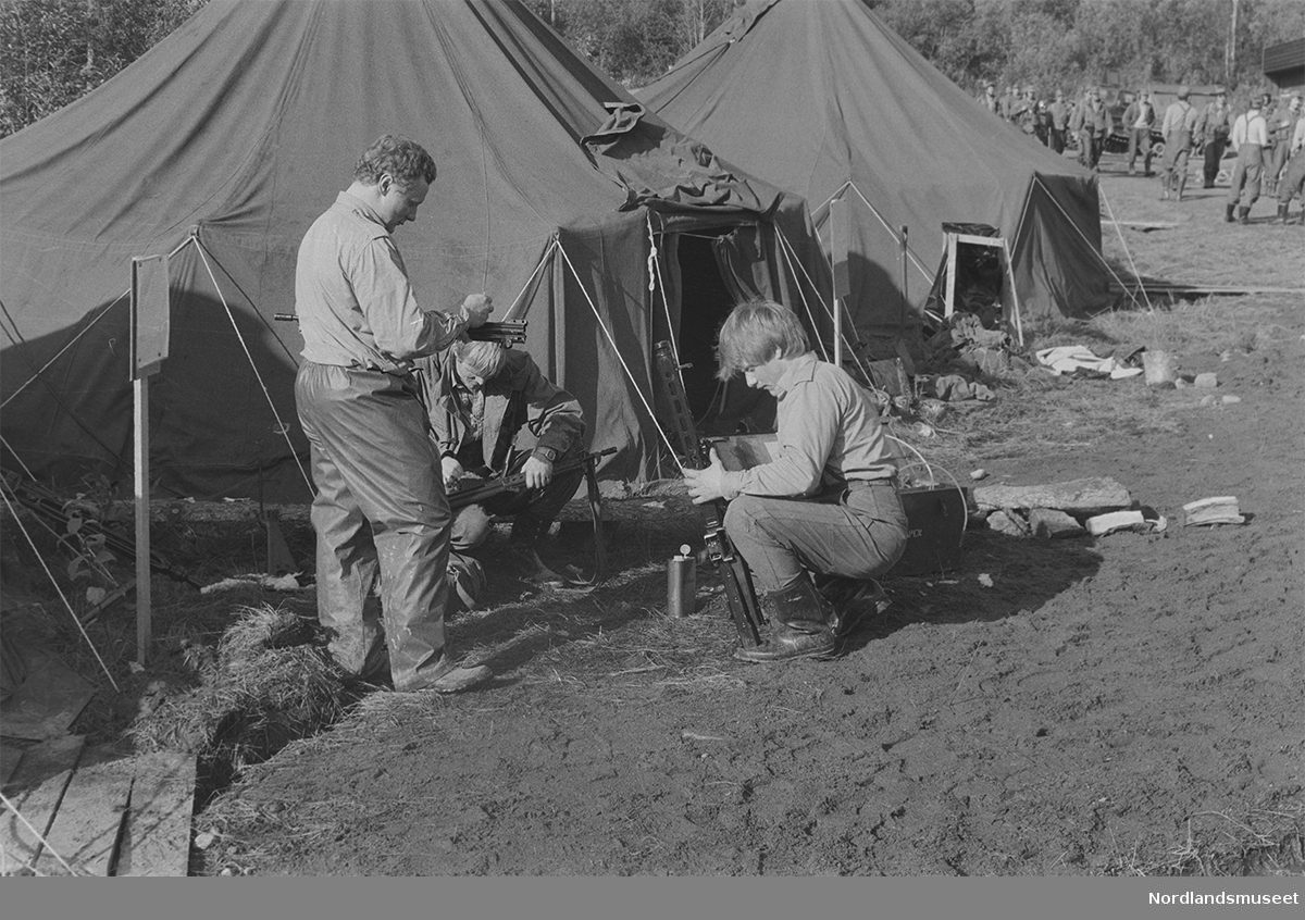 Rep.øving, Drevjamoen sept. 1981. Kp. C. Våpenpuss. Soldater utenfor teltet.