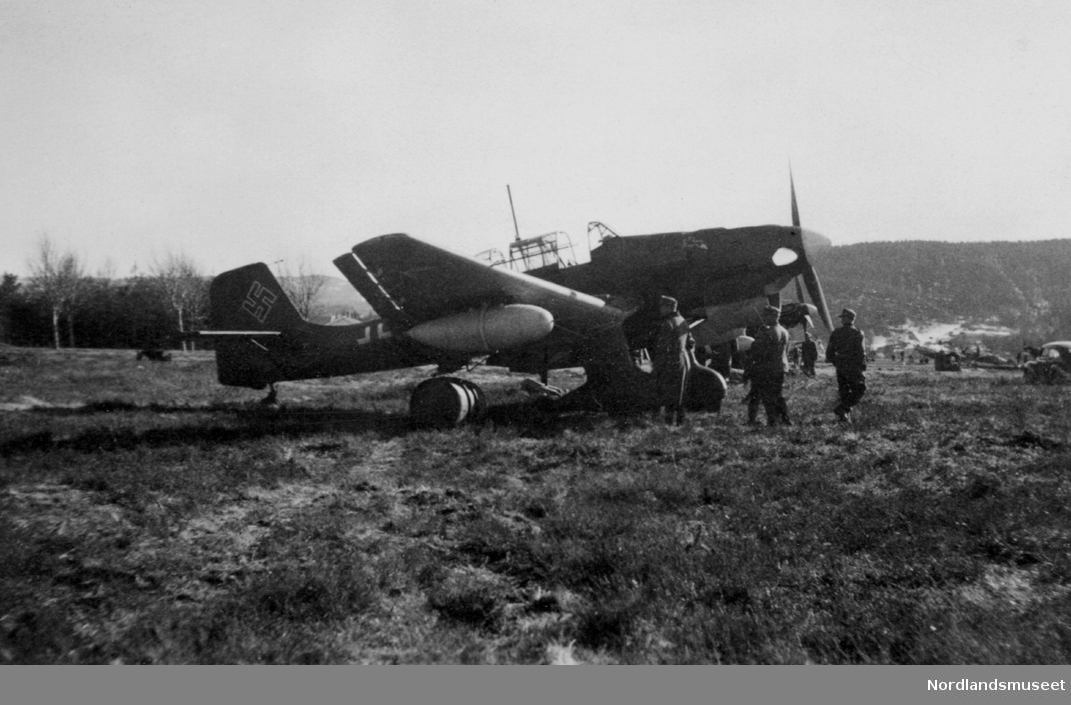 Tysk fly med hakekors bak på flyplass. Junkers JU87 "Stuka" på Hell.