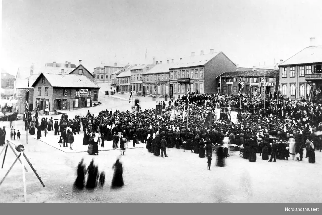 17. Mai i Bodø i 1890-årene.
Torvet med Storgaten fra Sparebanken til Bernhoftgården (Perretgården).
