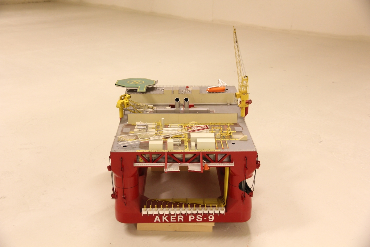 Modell av borreplattform.