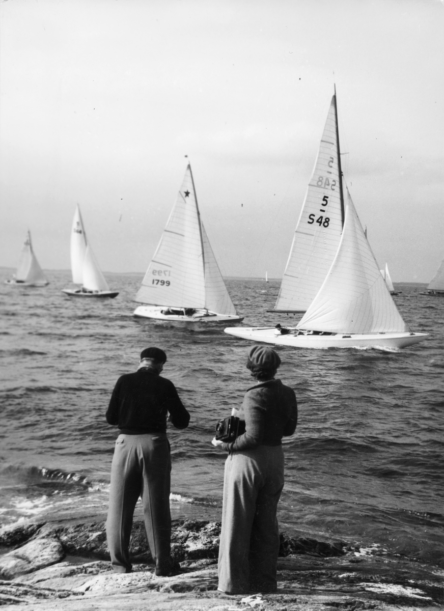 Fotograf verksam främst i Stockholm med omgivningar ca 1903-1955. Specialiserad på båtsport och båtliv.