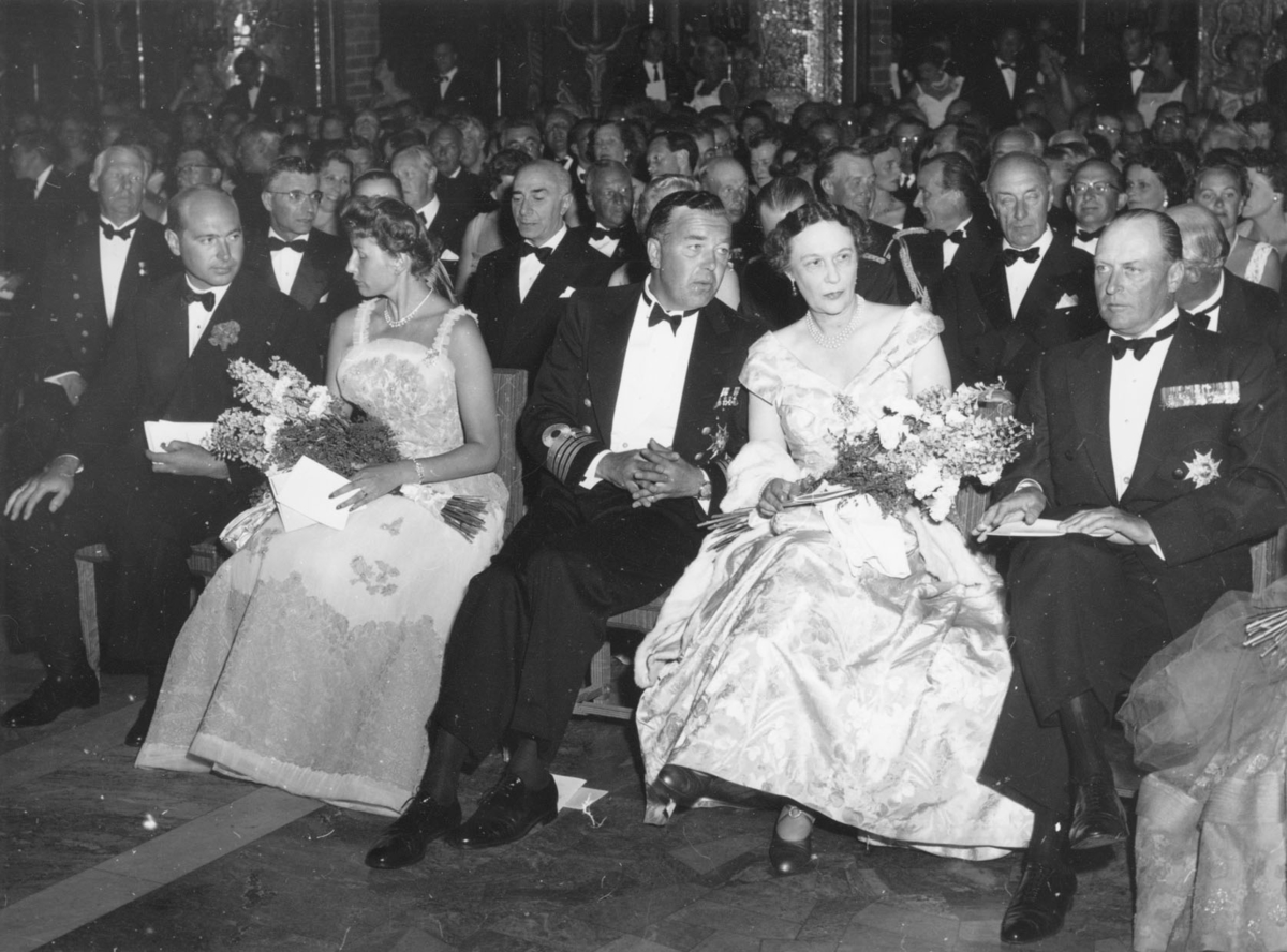 Från firandet av KSSS 125-årsjubileum tisdagen 19 juli 1955 i Gyllene salen i Stockholms stadshus. Fr v t h i främre raden ses två oidentifierade personer (nr 2 troligen prinsessan Ragnhild av Norge), därefter prins Bertil, prinsessan Margaretha av Danmark och kronprins Olav av Norge.