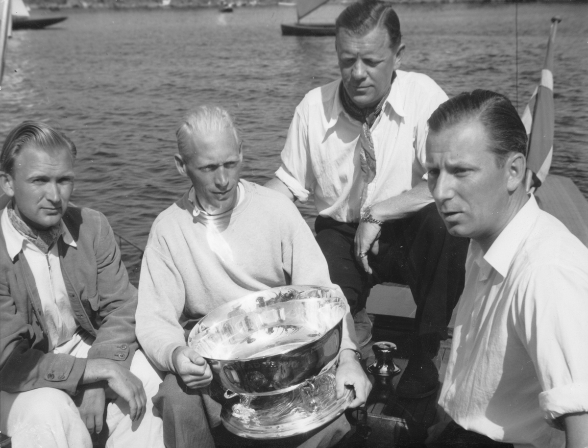Besättningen på 30-S177 KORYBANT efter segern i seglingarna utanför Sandhamn om The Marblehead Trophy 1943, fr v t h ses Hans Lindgren, Oscar Plym (rorsman), Conny Looft och Nils Nilsson.