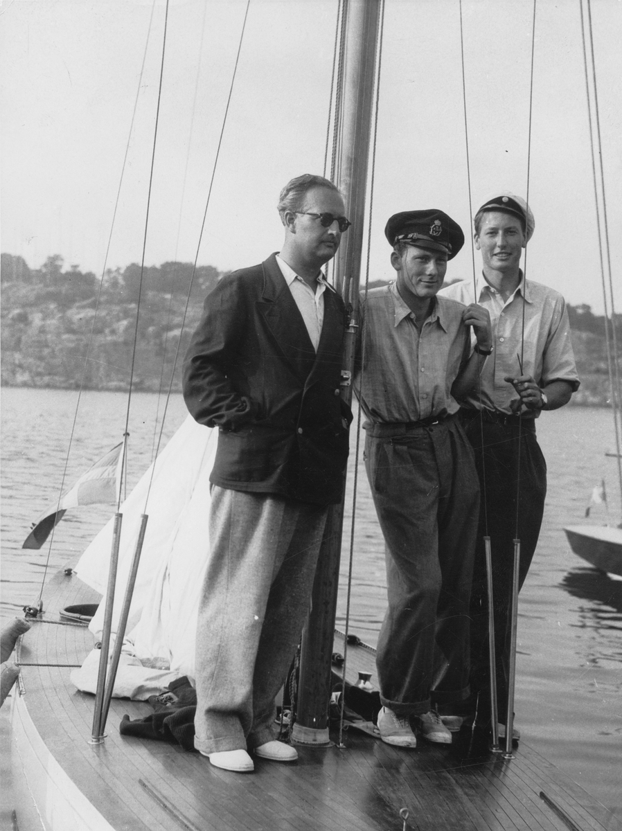 Från Sandhamn 1941, där 5-S51 BLÅVINGE med Arvid Schulz (t v) och bröderna Folke (i mitten) och Magnus (t h) Wassén från SS Ã†olus kring månadsskiftet juli-augusti deltog i såväl seglingarna om Esperanzapokalen som Sandhamnsregattan.