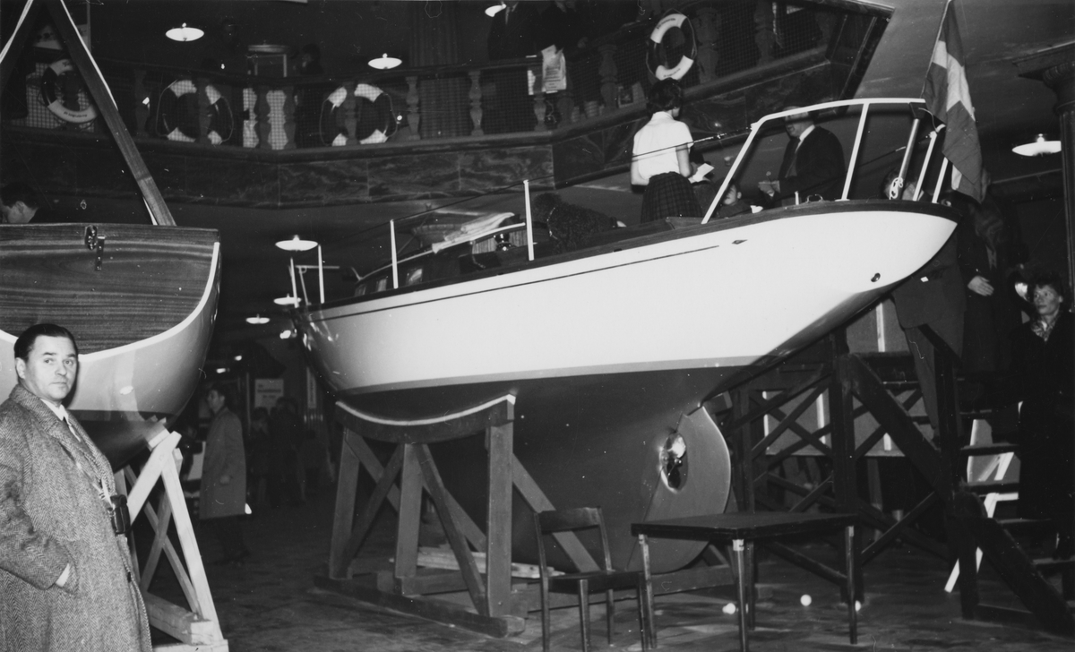 Fartyg: KSSS 1960                     Bredd över allt 2,42 meterLängd över allt 8,69 meterRederi: KSSSByggår: 1960Konstruktör: Enderlein, OlleÖvrigt: Fotografiet taget i Ostermans marmorhallar på Birger Jarlsgatan, Stockholm. Båten vanns vid utlottningen av Carl Gustaf Piehl, KSSS.