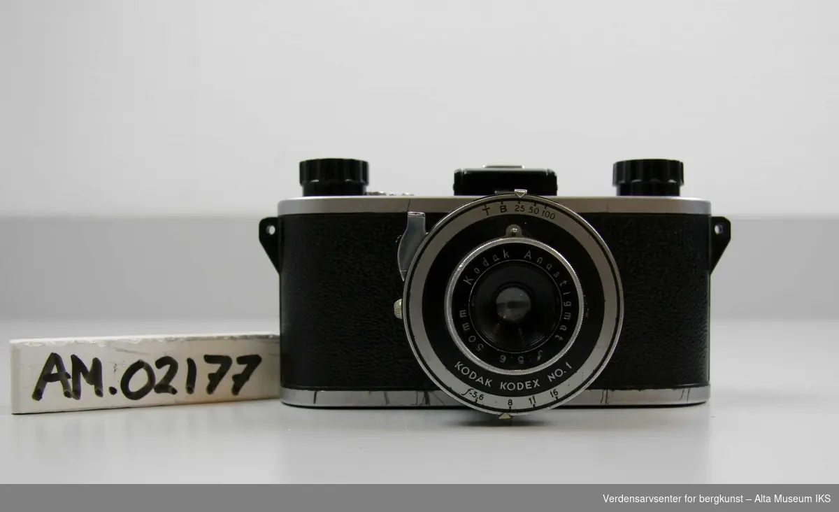 Sort kamera med linse. På toppen av kameraet er det merket Kodak 35.
