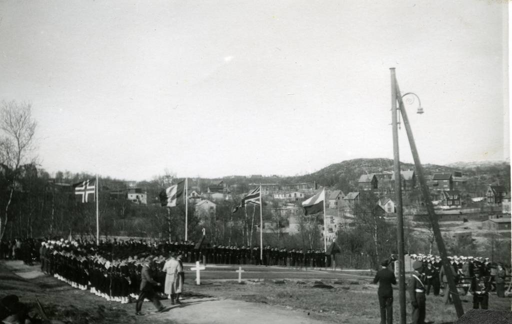 Flåtebesøk i Narvik 28. mai 1946. 6-årsdagen for kapitulasjonen Norge/Tyskland. Bekransning av franske graver.