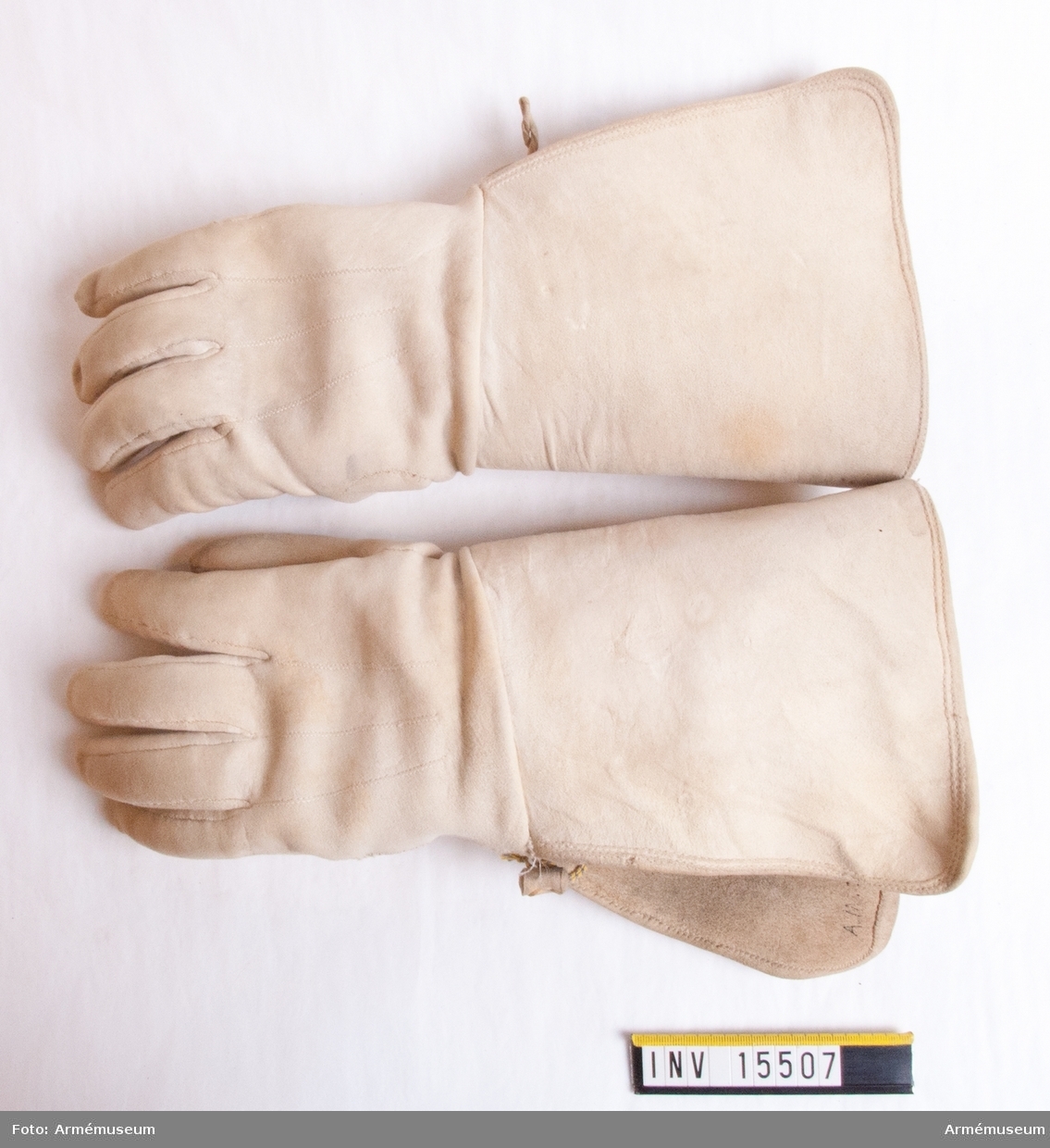 Grupp C I.
Handskar av vitt sämskat läder.