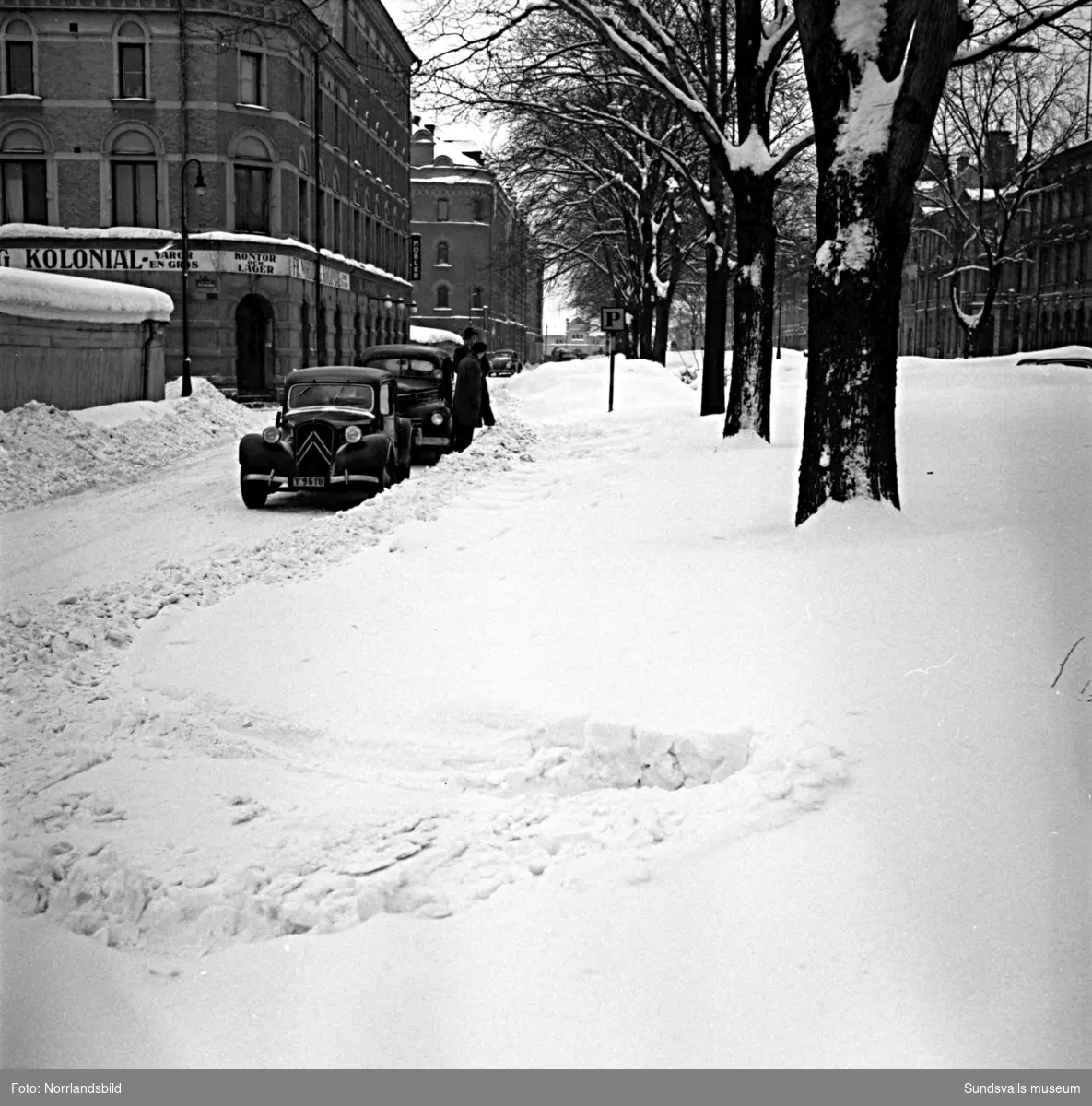 Trafik- och parkeringsproblem i Stenstaden en snörik vinter. Bland annat vid Stadshuset, Sjögatan och Packhusgatan.