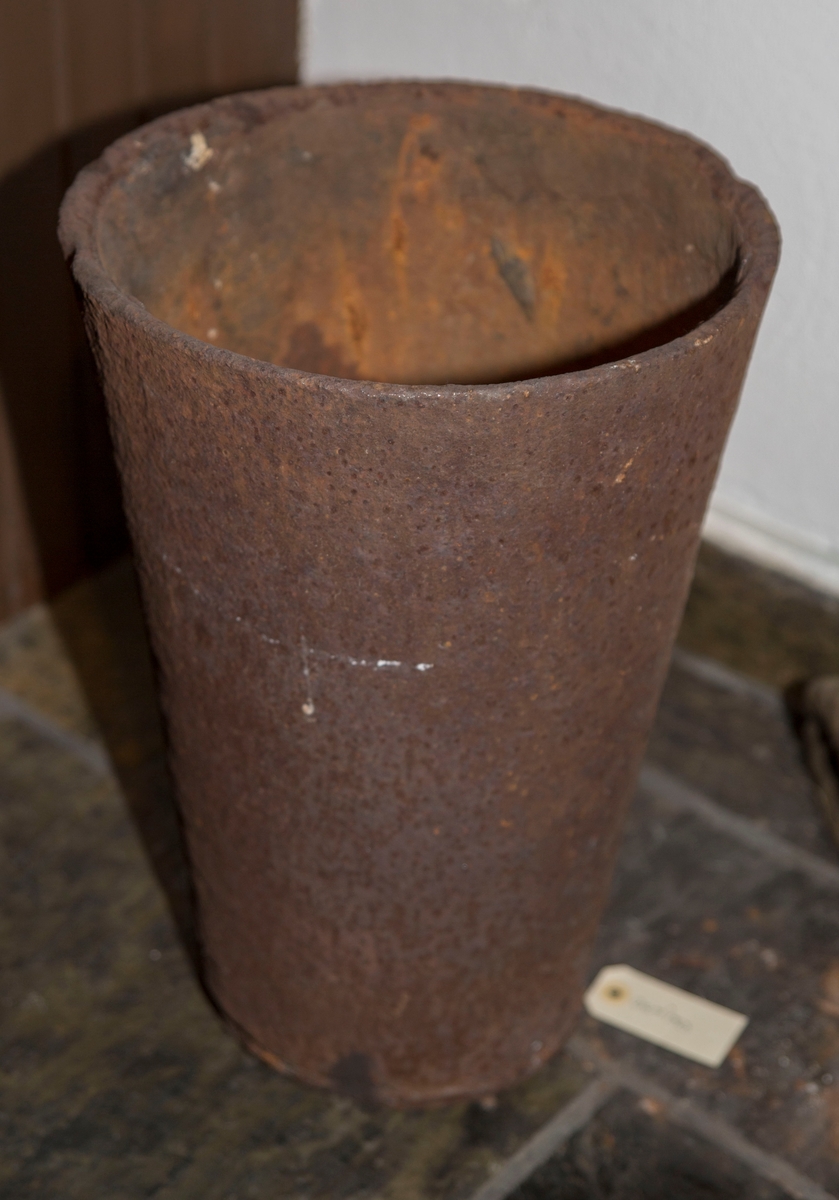 En keramikkrukke som er bredest øverst og smalner ned mot bunnen.