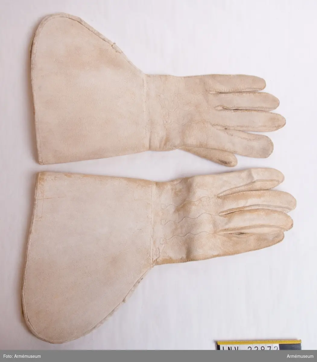 Handskar av vitt sämskat läder.