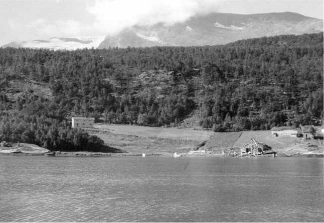 Indre Slettjord i Skjomen. Til v. våningshuset fra 1951. Fergekaia ble flyttet hit fra Karistranda.