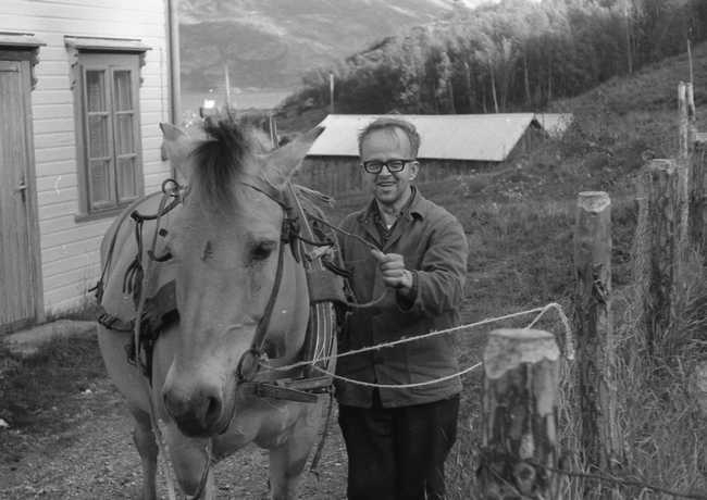 Olav Slettjord (Olaf) med hesten Flora (Fjording) utenfor våningshuset til Ytre Slettjord. Flora var solgt, og klar til å sendes over fjorden.