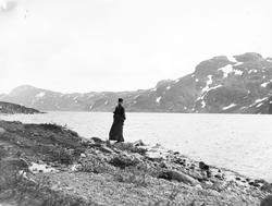 En kvinne poserer ved Hjørundfjord