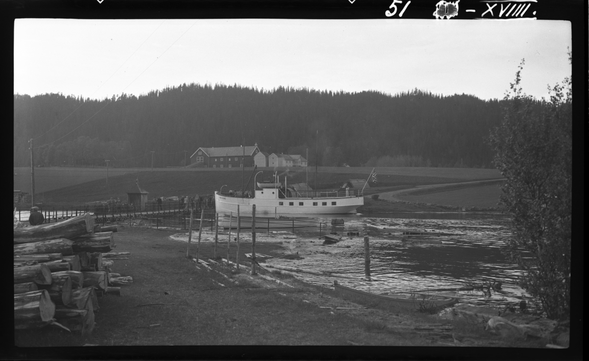 Høyre dam ved Brøttem under høyeste flom 2. pinsedag 1938. Brøttem gård i bakgrunnen. Dampskipsbrygge ligger et stykke lenger opp til høyre utenfor bildet, og skal stå under vann.