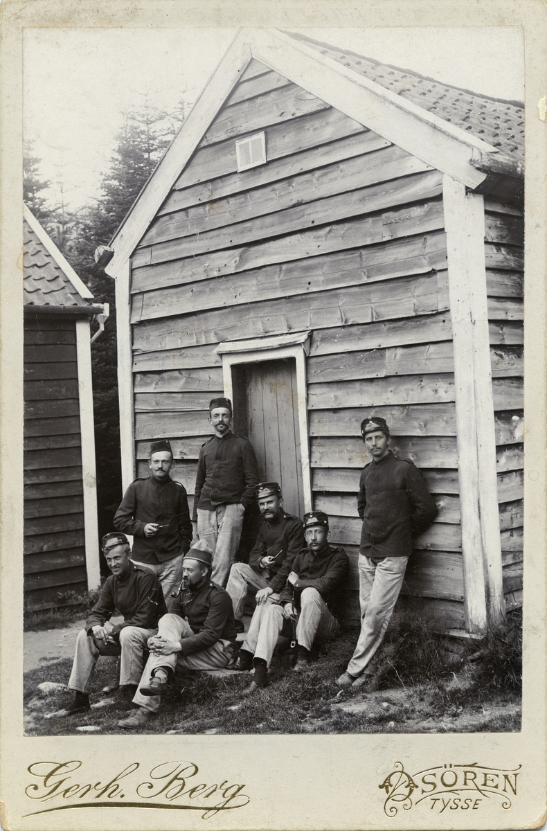 Emil Clausen (t.v. med pipe i handa) og seks andre menn i landvernet i 1904.