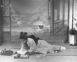 Ung japansk pike, lesende.