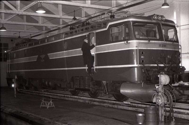 Lokfører Ernst Larsen entrer Elektrisk lokomotiv type El 15 nr. 15.2195 i lokstallen.