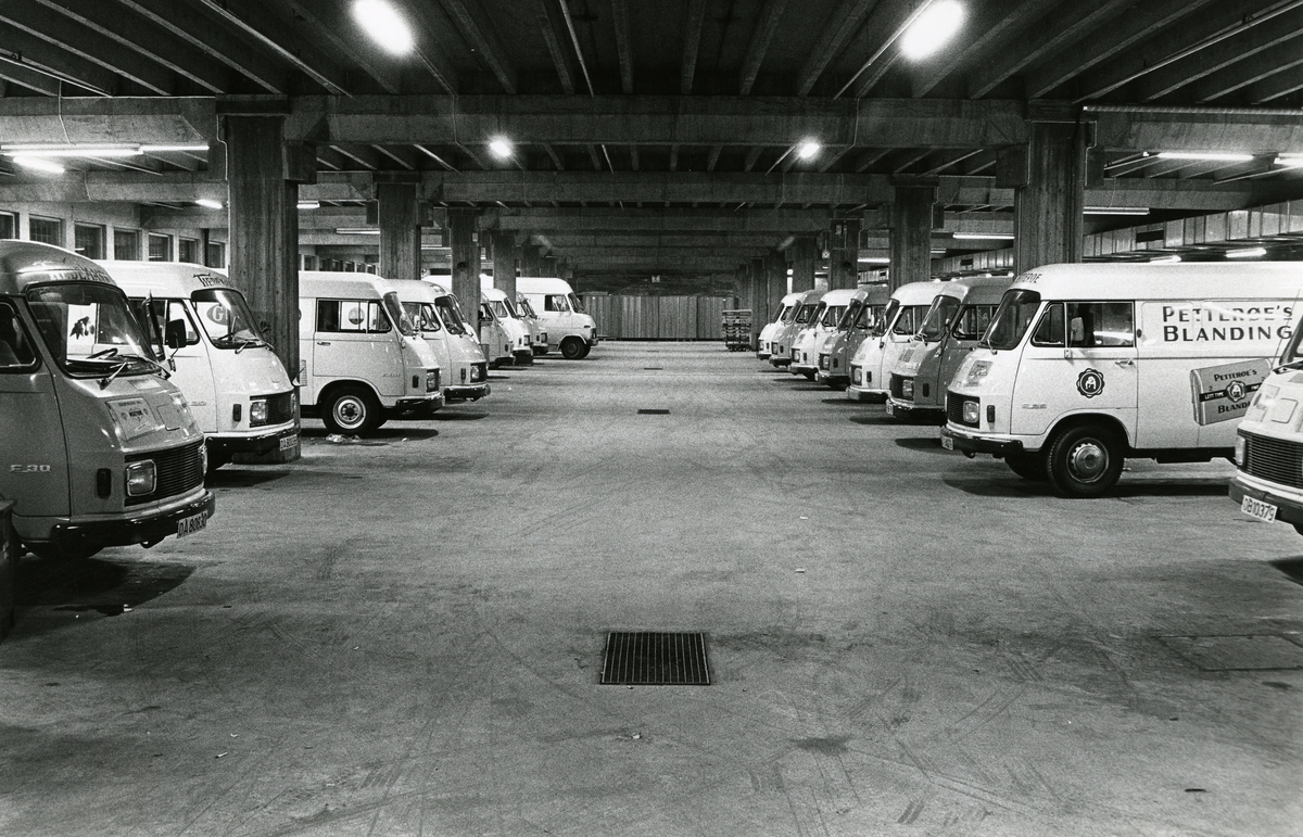 Salgskjøregarasjen på Tiedemanns fabrikk på Hovin i 1975.