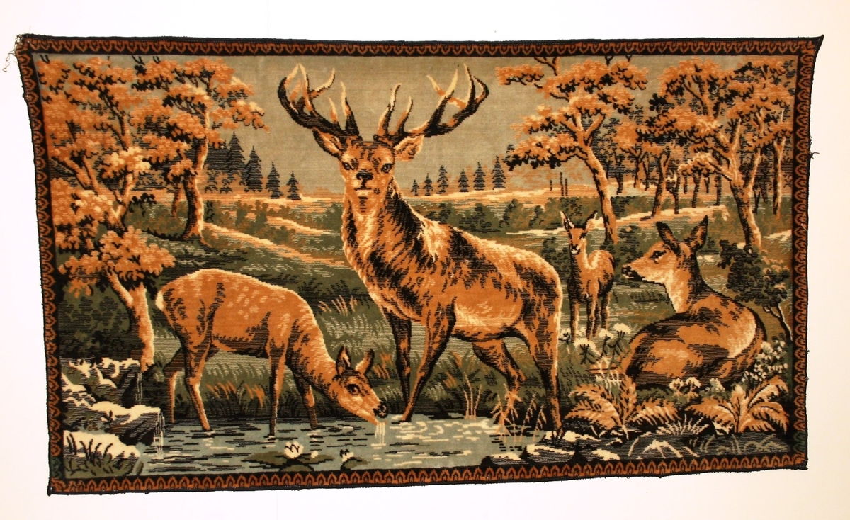 kantbord.
Fire hjortedyr.
vann, skog.