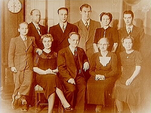 Familjegrupp, 10 personer.
Hovfotograf Sam. Lindskog