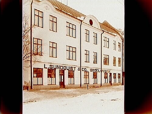 L. Sundquist & Co. Orgelfabrik, trevånings bostadshus med takhuv.