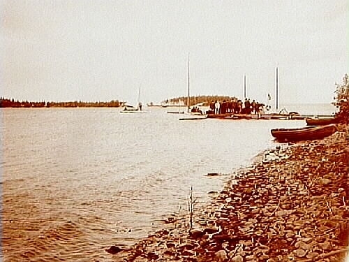 Segelsällskapets första segling i juni 1908 på Hjälmaren.
Segelbåtar vid bryggan.