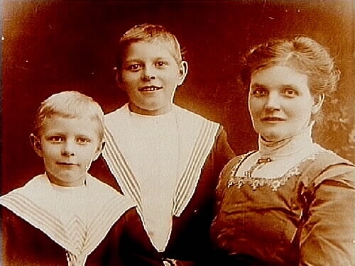 En kvinna och två pojkar, bröstbild.
Oskar Johansson