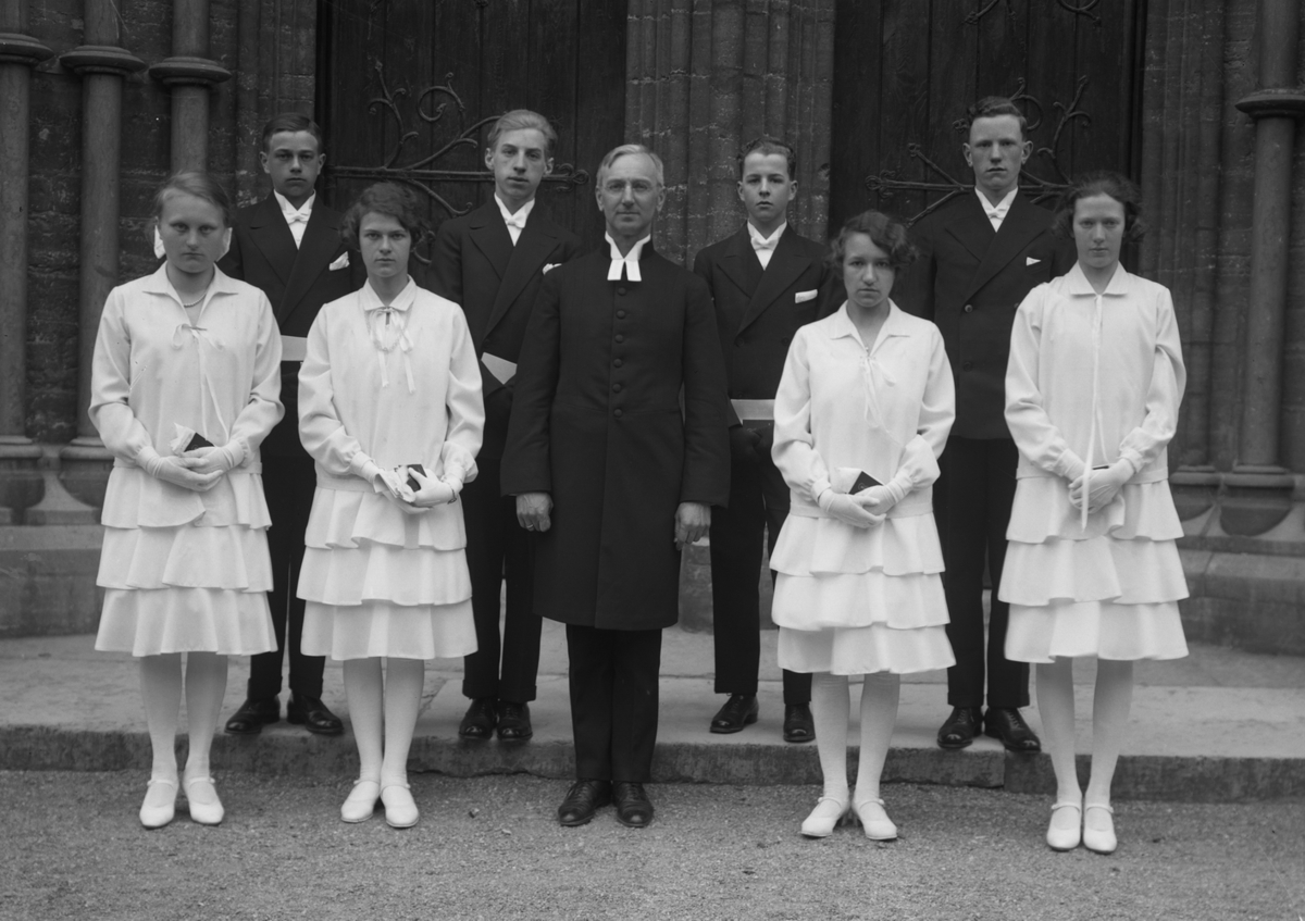 Dövstumskolan, Sturegatan 3, Örebro.
Konfirmander, 4 flickor, 4 pojkar och pastor Hilding Blix (född i Junsele 1881, död 1929) framför kyrkan.
Fröken Nyberg