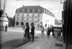 Gateliv på S. Torg i Hønefoss. 
i bakgrunnen byget til Høne