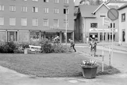 Midtrabatt i krysset ved Grand.