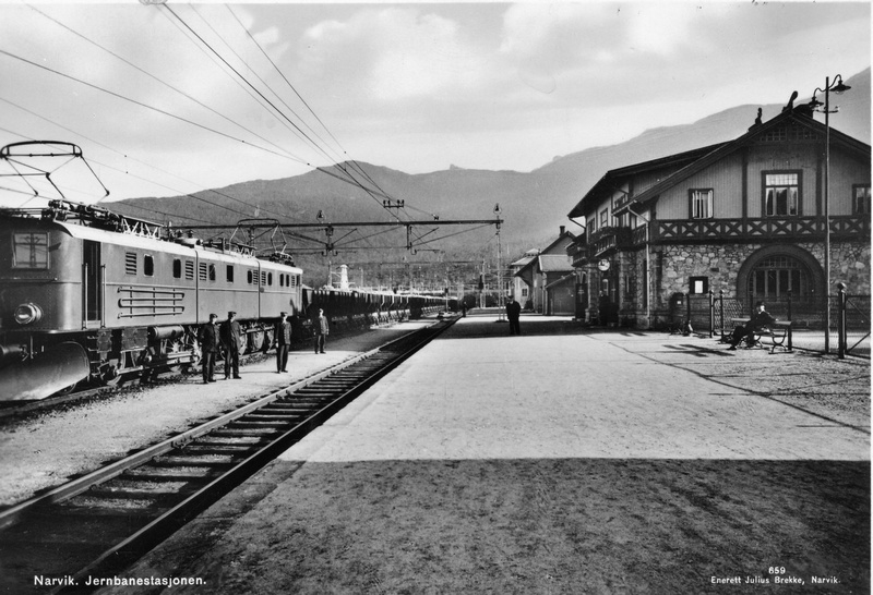 Narvik stasjon, Ofotbanen. Lokomotiv. Stasjonsbygning. Malmtoget blir trukket av et elektrisk lokomotiv av type El. 4.