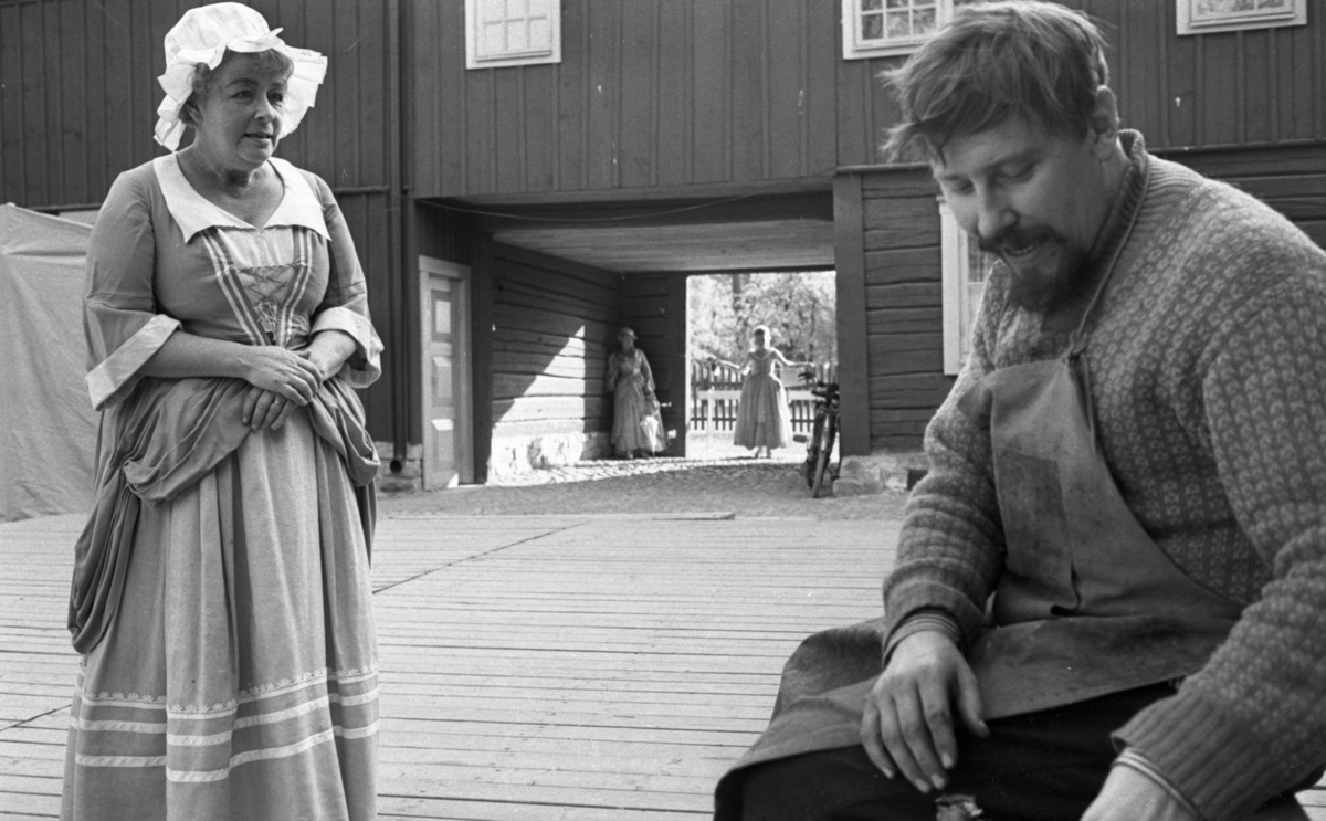 Wadköping reportage  5 juni 1965.

Två skådespelare i aktion. Två stycken skådespelare i bakgrunden. Alla klädda i 1700-talskläder.