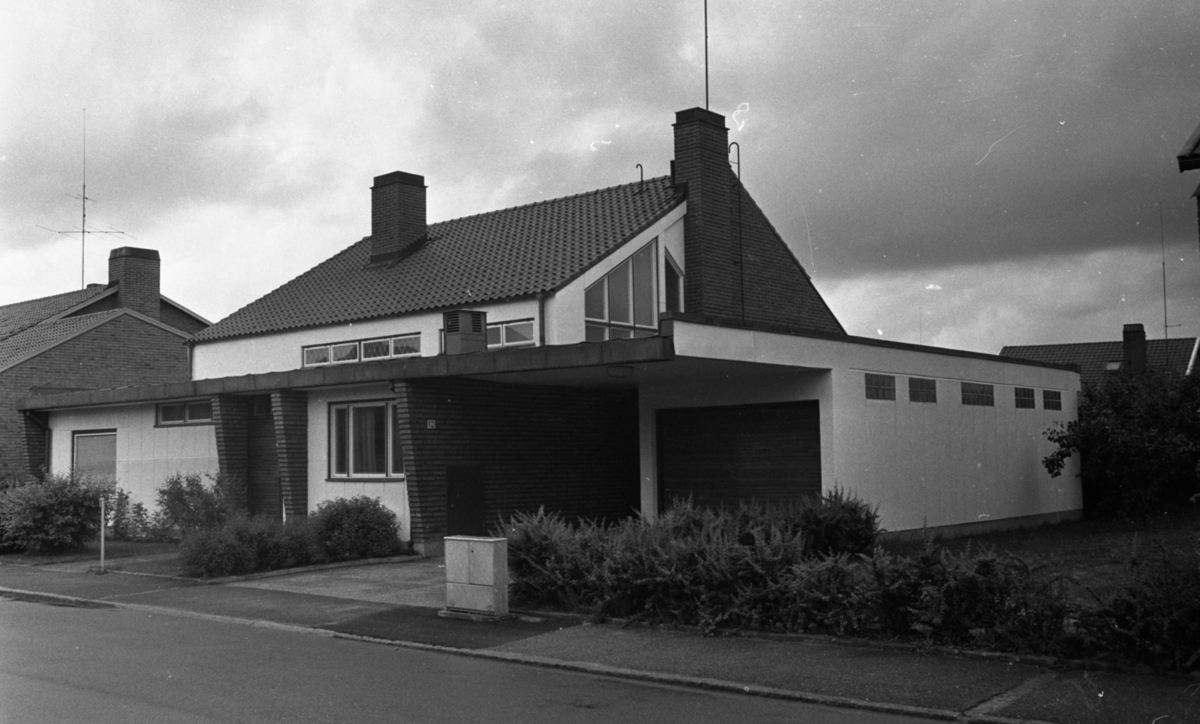 Hus 30 juni 1966 Bild på ett vitt hus med garage. - Örebro läns museum ...