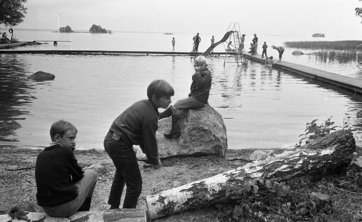 Värhulta ö, 4 juli 1967

En barnkoloni på ön Värhulta, sommaren 1967. 
Sandviksbadet vid Hjälmaren.