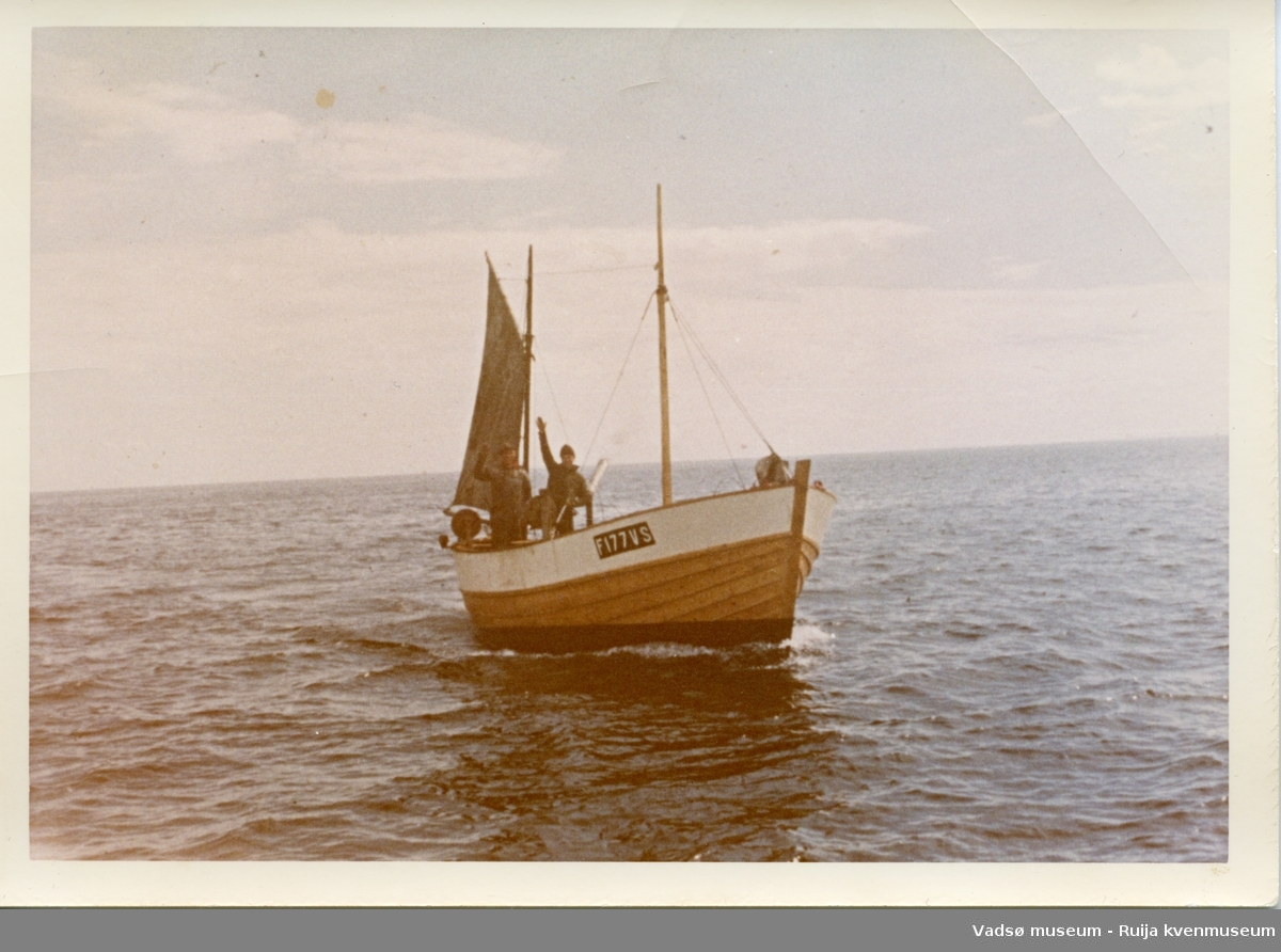 Båten til Arnulf Bauna. Arnulf til venstre, Oddvar Basso til høyre. Ca. 1970.