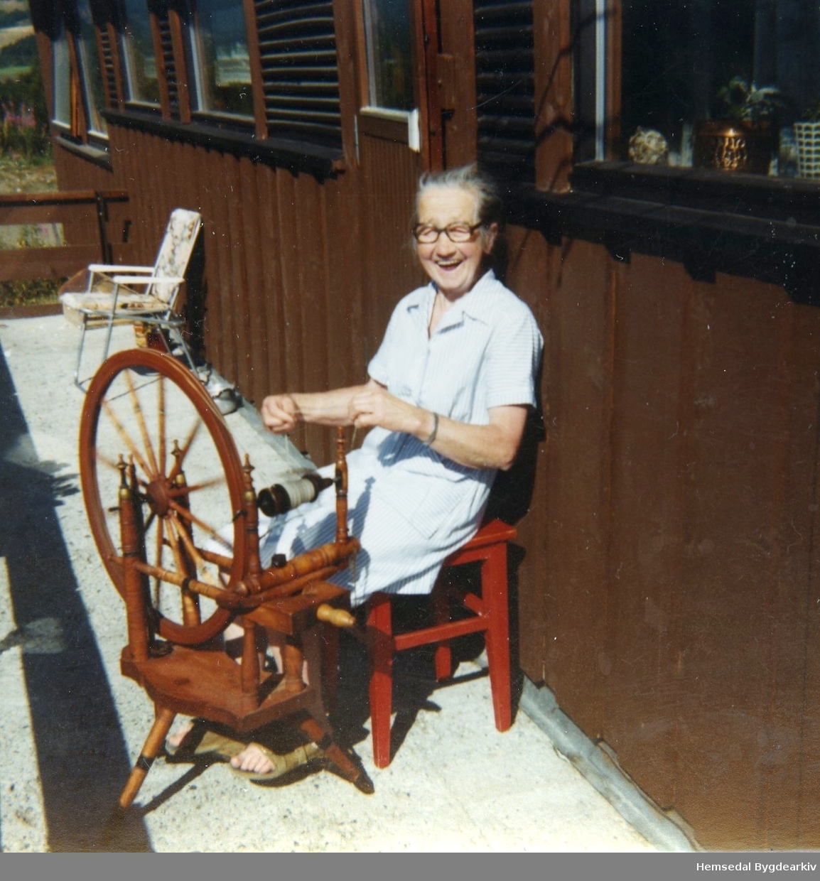 Ingebjørg Lien, fødd Thorset i 1905. Her sit på verandaen i kårhuset (kørhuse, dialekt)