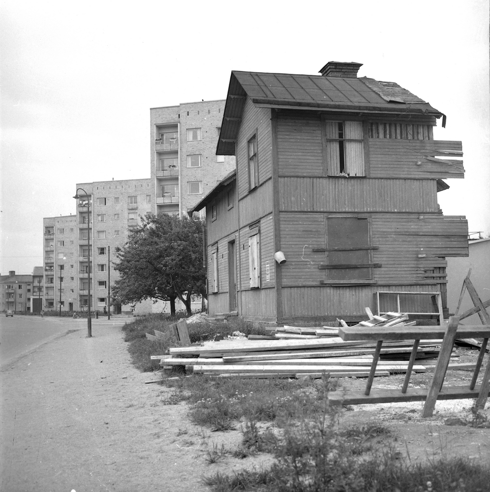 Gammal och nytt på Bromsgatan. 
Knagglabacken. Bromsgatan 16 i förgrunden.

15 juli 1955.