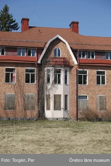 Dokumentation av Garphyttans sanatorium, södra fasaden, burspråk.
27 april 2005.