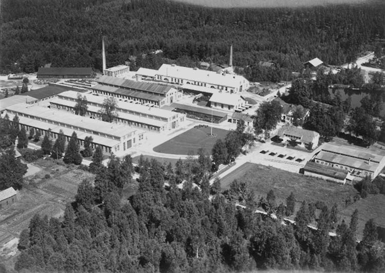 Flygfoto över Laxå, fabriksbyggnader.