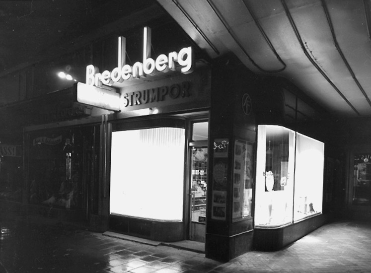 Bredenberg strumpor, affärsbyggnad, skyltfönster.