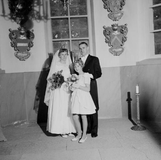 Interiör av Stora Mellösa kyrka, brudpar och en flicka.
Ragges bröllop.