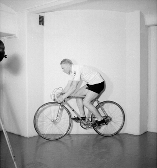 En man med cykel.
Rune Berglund