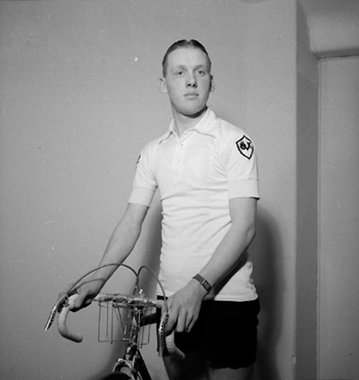 En man med cykel.
Roland Karlsson