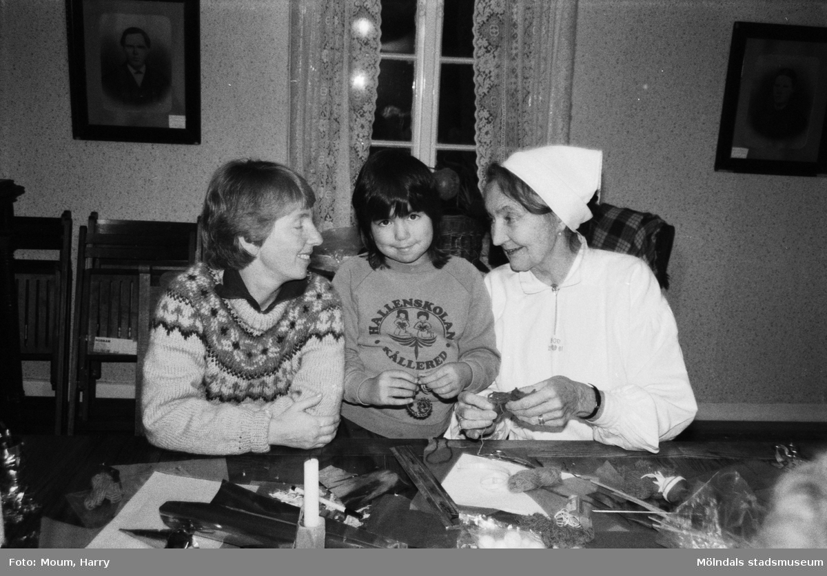 Julpyntskväll på Kållereds Hembygdsgilles gård i Långåker, år 1983. "Lilla Sara var med och pyntade tillsammans med Nancy och Mary."

För mer information om bilden se under tilläggsinformation.