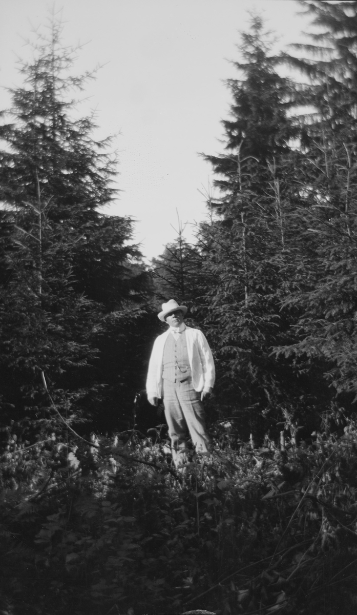 Christian Pierre Mathiesen står i en skog.